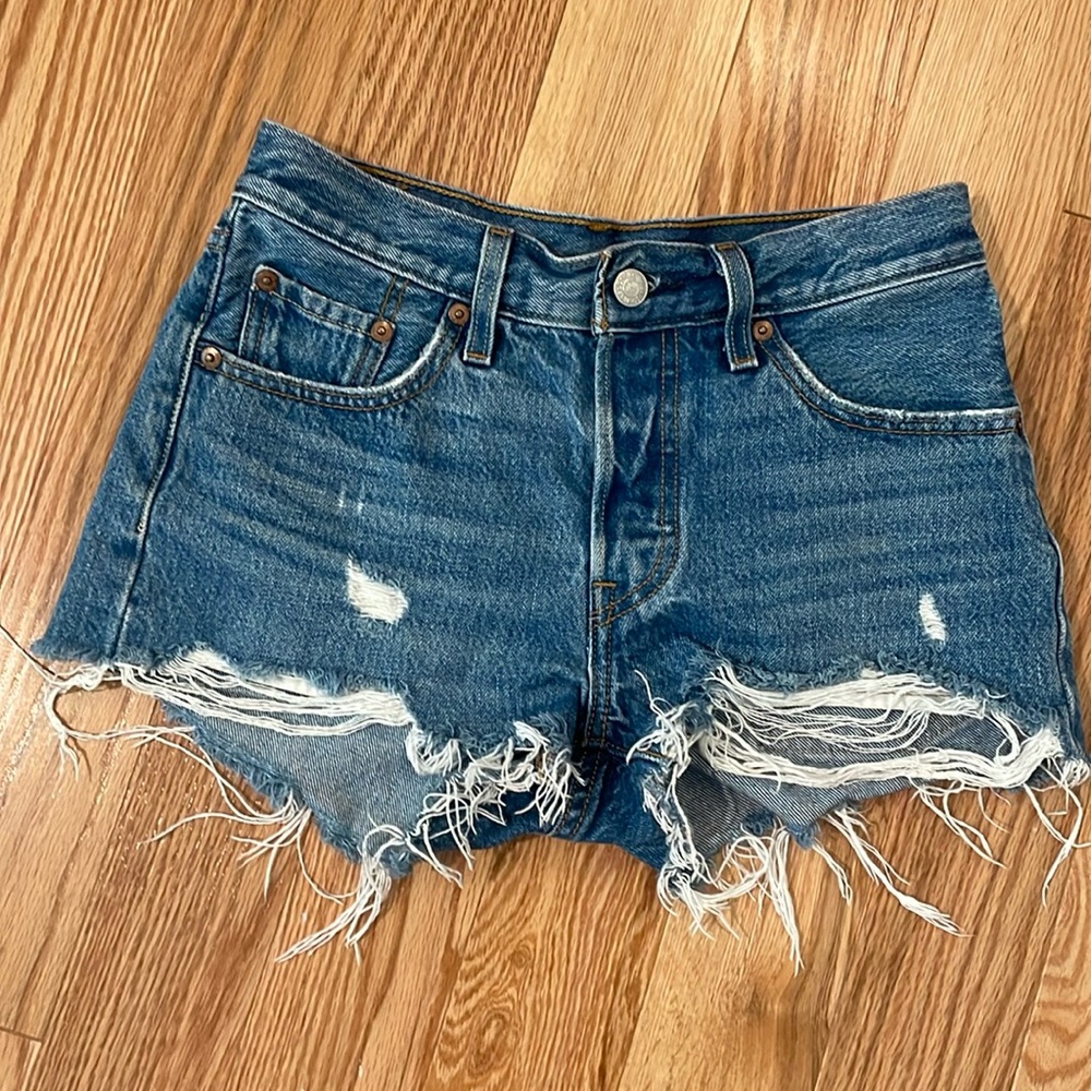 Size 24 perfectly distressed Levi’s shorts